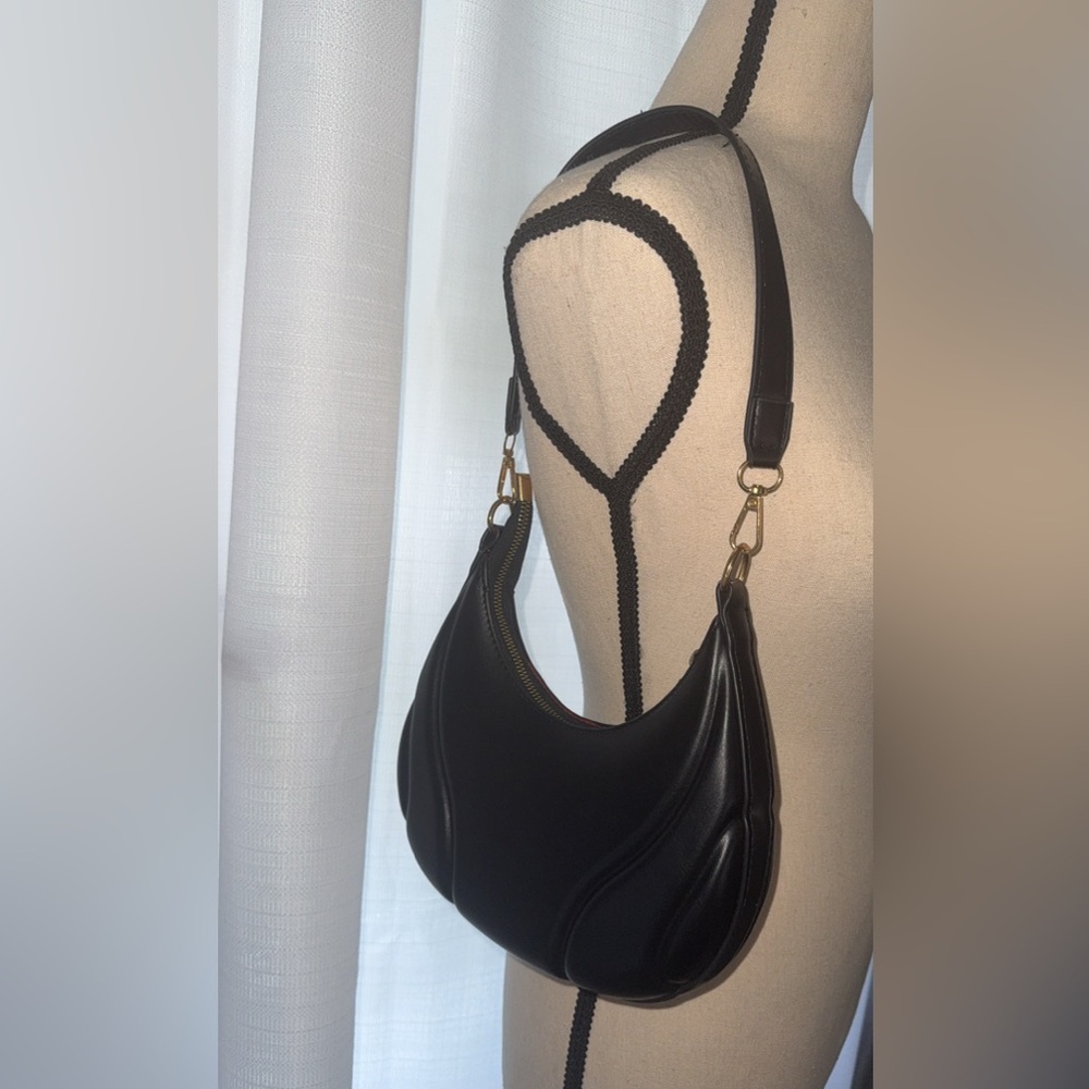 🖤 Sculpted Crescent Shoulder Bag – Black w/ Red Interior 🔥